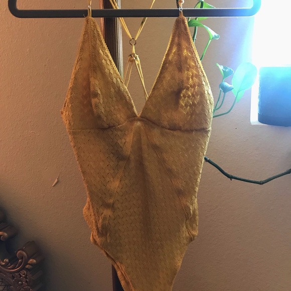 Backless yellow one piece - Picture 2 of 5